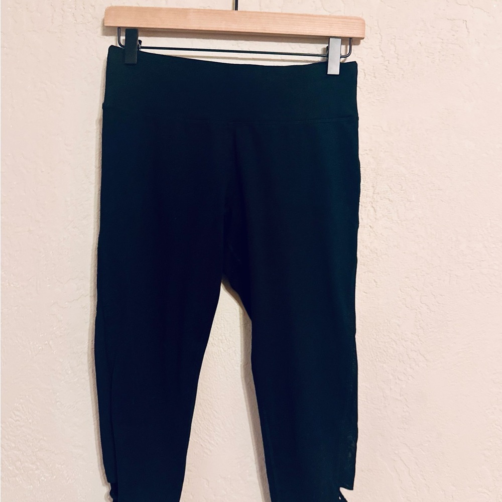 Betsey Johnson Medium M Black Active Cropped Leggings with Stretch Waistband GUC